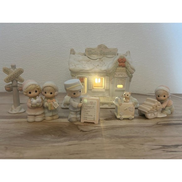 1995 Enesco Precious Moments Sugar Town Lighted Train Station Porcelain Set - Picture 1 of 16